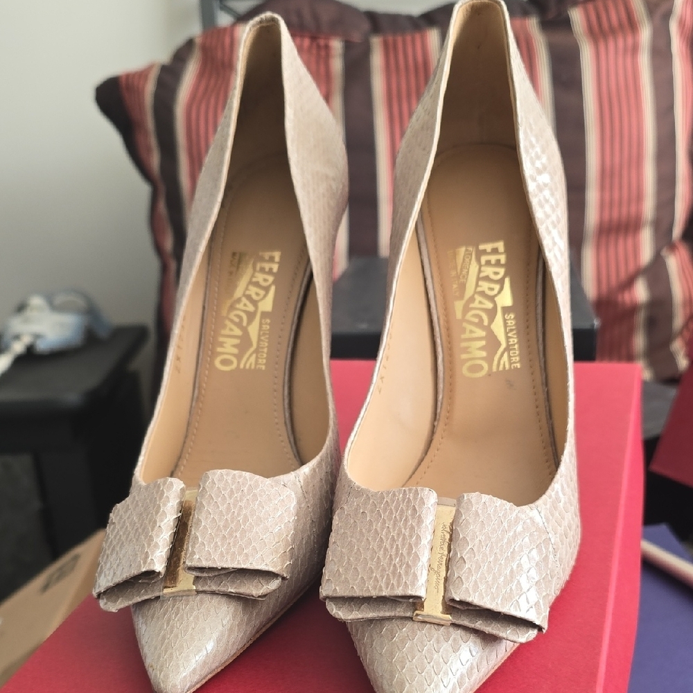 Salvatore Ferragamo Textured Beige Heels - Picture 5 of 7